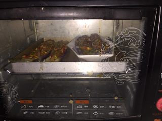 15、意式肉酱烤茄子,再将茄子放入提前预热好的烤箱中层,190度,上下火烘烤约20-25分钟烤熟即可(时间与温度只供参考)