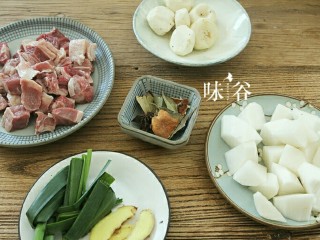 1、萝卜牛腩煲,准备好材料,牛腩切成2厘米的小块,马蹄去皮后对半切开。