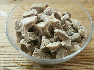 4、萝卜牛腩煲,然后捞出来冲洗干净,去掉血水和浮沫。