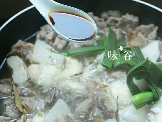 11、萝卜牛腩煲,加入1大勺生抽及1大勺老抽,1小勺盐,1小块冰糖。大火煮开后小火焖煮至软烂,要不时看下别煮干水了。