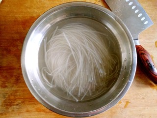 2、酸辣土豆粉,红薯粉用50-60度左右的热水泡软泡透。