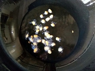 6、酸辣土豆粉,锅中适量的油烧至7-8成热下入黄豆油炸。