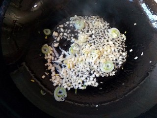 7、酸辣土豆粉,锅中留适量底油，下入葱姜蒜爆香。