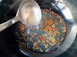 8、酸辣土豆粉,待姜蒜金黄后加入高汤。如果没有高汤也可以用清水，到是用高汤口感会更浓郁。觉得自己煮高汤麻烦的宝宝们也可以用浓汤宝之类的调味料。