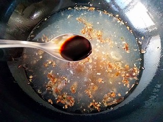 9、酸辣土豆粉,大火煮开后加1勺味极鲜酱油，半勺老抽酱油。