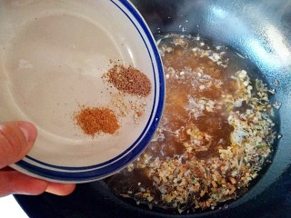 11、酸辣土豆粉,加入花椒粉，白胡椒粉，十三香粉，十三香粉一定要少加，加多了会苦。