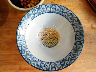 13、酸辣土豆粉,在碗中加入一丢丢白芝麻和5ml香油。