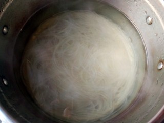 16、酸辣土豆粉,泡好的土豆粉下开水锅中煮透，因为粉质的不同，个人口感不同，所以煮多长时间，到什么程度，就自己尝一下吧。