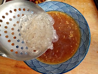 17、酸辣土豆粉,随即捞起放入盛着高汤的碗里。