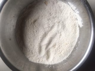 1、培根芝士卷,将配方中除酵母外的粉类混合
