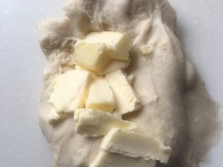 5、培根芝士卷,加入黄油继续揉面