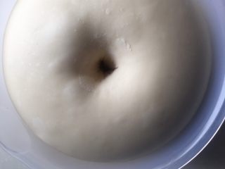 8、培根芝士卷,发酵到约两倍大，手指沾面粉戳洞不回缩不塌陷