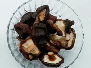 2、黄焖鸡,香菇提前用水泡发，挤干水分备用