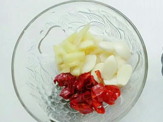 3、黄焖鸡,干辣椒切段，大蒜一分为二，姜切条装入小碗中备用