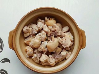 4、黄焖鸡,锅里烧热水，把鸡块放进去焯水，捞出备用