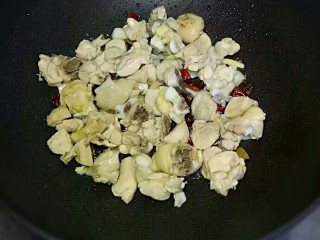 6、黄焖鸡,倒入鸡块翻炒至有些微黄