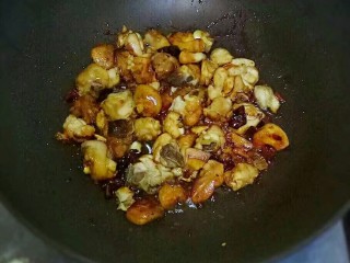 7、黄焖鸡,加入料酒、蚝油、生抽、老抽翻炒均匀