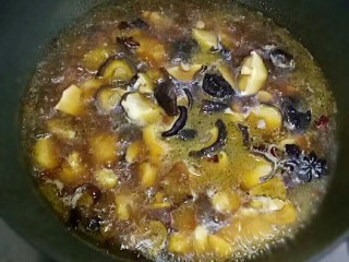 8、黄焖鸡,加入开水，水要没过鸡块