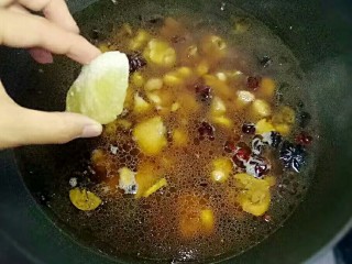 9、黄焖鸡,放一块冰糖