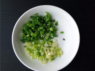 2、快手葱油饼,小葱洗净，拭干水分，切成葱花；