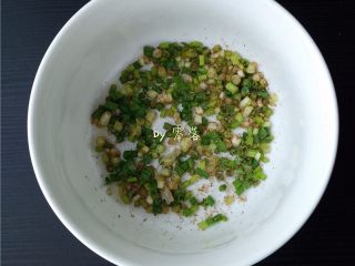 3、快手葱油饼,葱花里调入适量盐、花椒粉，搅拌均匀；