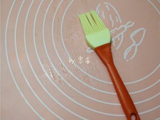 5、快手葱油饼,揉面垫上刷上适量玉米油；