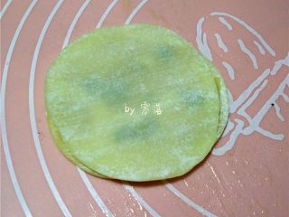 8、快手葱油饼,再次铺上饺子皮；