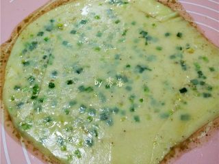 11、快手葱油饼,用擀面杖将饺子皮擀薄，尽量薄；