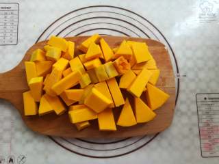 2、金沙南瓜馅,南瓜切成小块