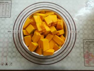 3、金沙南瓜馅,用一个大碗装上南瓜