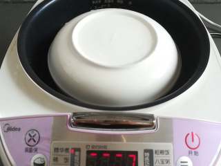 4、金沙南瓜馅,南瓜放到电饭煲里蒸熟，用碟子倒扣盖住南瓜，避免在蒸南瓜的过程中有水份进到南瓜泥里