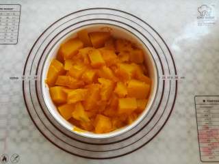 5、金沙南瓜馅,南瓜蒸熟后取出放凉