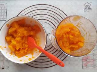 6、金沙南瓜馅,南瓜泥分2次放入料理杯中