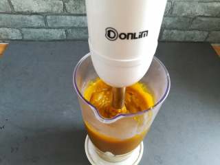 7、金沙南瓜馅,用料理棒把南瓜泥打得更细腻一点