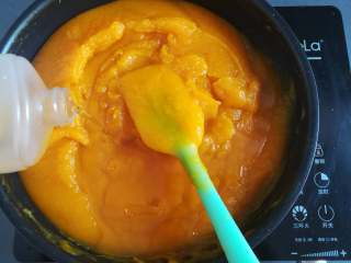 9、金沙南瓜馅,炒到有点干的时候分多次放入玉米油，吸收了再放下一次