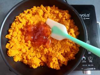 11、金沙南瓜馅,做馅尽量的炒干一点，加入麦芽糖继续炒