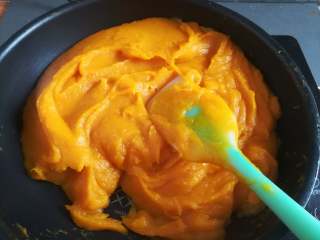 10、金沙南瓜馅,再继续翻炒南瓜泥