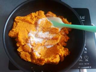 12、金沙南瓜馅,再加点白糖炒炒