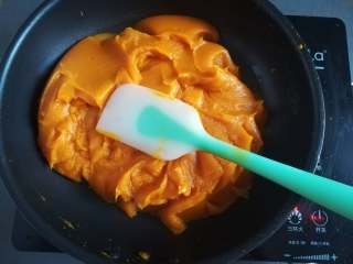 13、金沙南瓜馅,如果是做面包的南瓜泥炒到这个程度就可以了