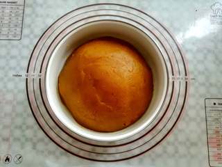 16、金沙南瓜馅,南瓜馅炒好以后用碗装起来冷藏保存