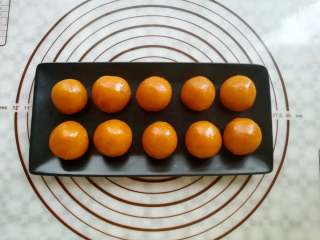 17、金沙南瓜馅,南瓜馅在用的时候分成大小合适的南瓜馅球