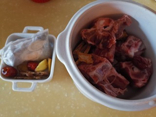 9、冬至美食～当归生姜羊肉汤,羊肉装入炖锅