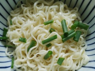 12、冬至美食～当归生姜羊肉汤,泡好的黑豆腐竹和鸡蛋面入滚水煮十分钟，捞出，撒上葱花