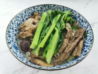 15、冬至美食～当归生姜羊肉汤,将炖好的羊肉汤泡面，摆上蔬菜，美美哒吃起来，滋阴补肾补气血，阴阳双补，不用担心感冒啦！