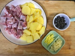 3、超满足便当(6),土豆切滚刀块 姜切丝 蒜瓣切末