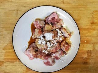 9、超满足便当(6),生粉少许抓匀腌制 腌制一会后再放入蒜末和豆豉抓匀