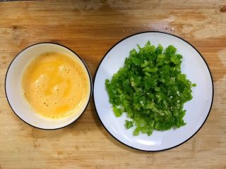 11、超满足便当(6),鸡蛋打好 加盐 搅拌均匀 青椒切末