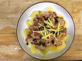 10、超满足便当(6),把土豆码在碗底 排骨腌好之后码在土豆上 放上切好的姜丝