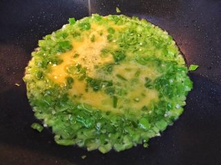 14、超满足便当(6),青椒熟一点后 倒入鸡蛋液