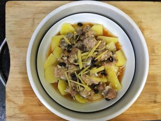 18、超满足便当(6),排骨可以直接放到米饭上蒸 超级省事 米饭淘好后 把排骨放在蒸架上 放入电饭煲 按煮饭键 米饭好了 排骨也好了